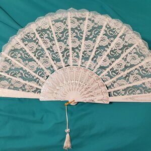 Vintage Large White Lace folding Fan EUC